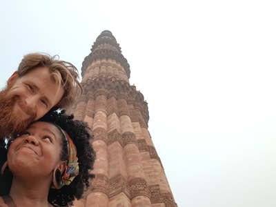 Marc et Edna devant la tour de Qutb Minar